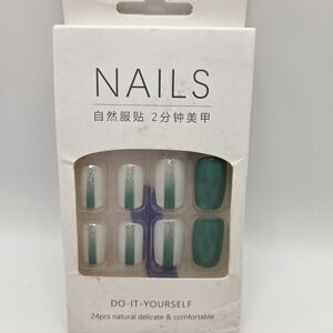 False Nails Medium Length Round Green White Glitter Stripes